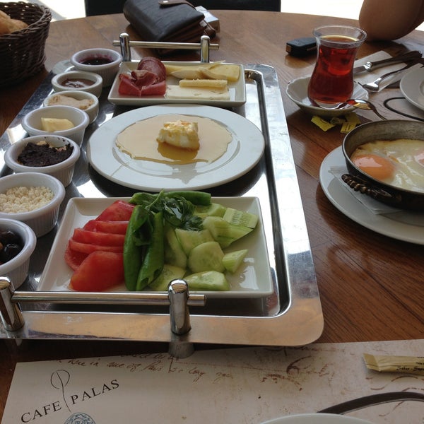 5/11/2013에 Sinan B.님이 Cafe Palas에서 찍은 사진