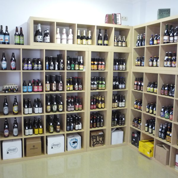 A very good offer on craft beer store, better than any place I ever seen. Una tienda de cervezas artesanas impresionante.