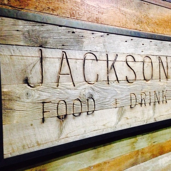 Photo prise au Jackson&#39;s Food + Drink par Edgar R. le11/18/2013