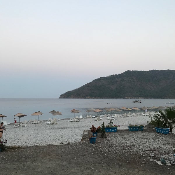 Das Foto wurde bei Sinemis Hotel Beach &amp; Restaurant von Ayşe Y. am 7/20/2017 aufgenommen