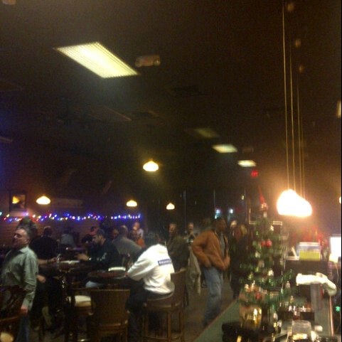12/21/2012 tarihinde James C.ziyaretçi tarafından Jenuwine Cigar Lounge'de çekilen fotoğraf