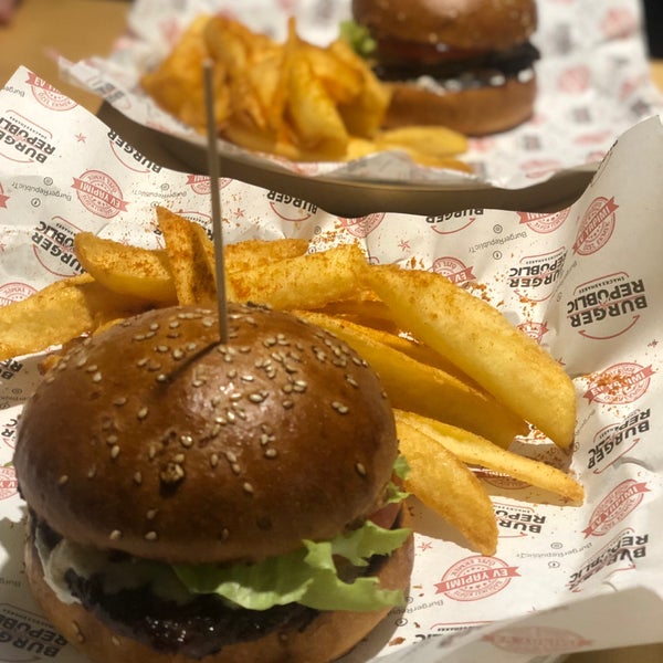 Foto diambil di Burger Republic oleh Ceren pada 1/16/2019