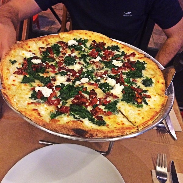 รูปภาพถ่ายที่ Pizza Moda โดย Begüm K. เมื่อ 3/11/2016