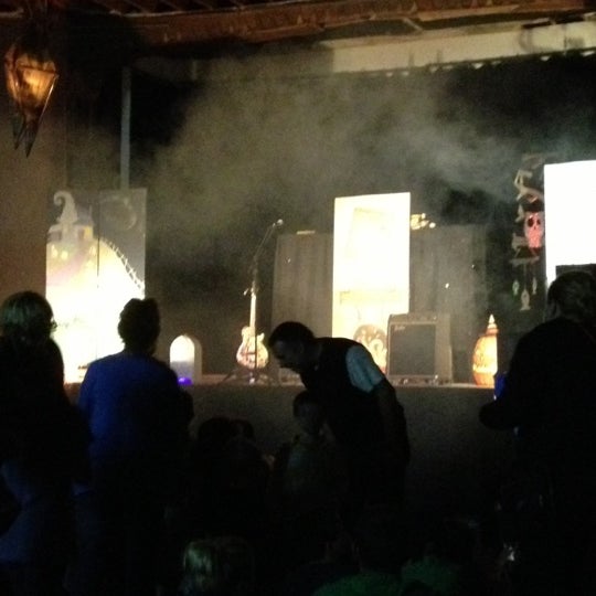 รูปภาพถ่ายที่ Irving Theater โดย Jason R. เมื่อ 10/22/2012