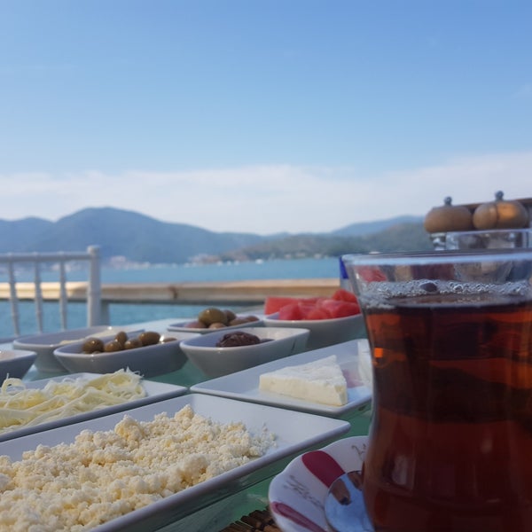 Снимок сделан в Şat Beach Club пользователем Nesli Y. 7/16/2019