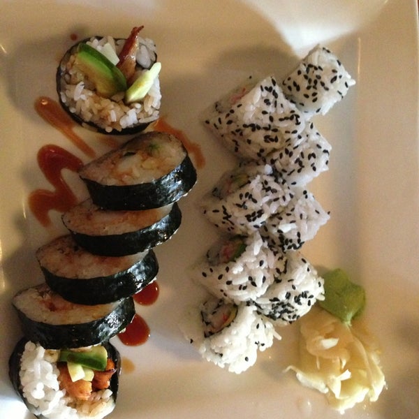 Das Foto wurde bei Happy Fish Sushi And Martini Bar von Jen H. am 7/30/2013 aufgenommen
