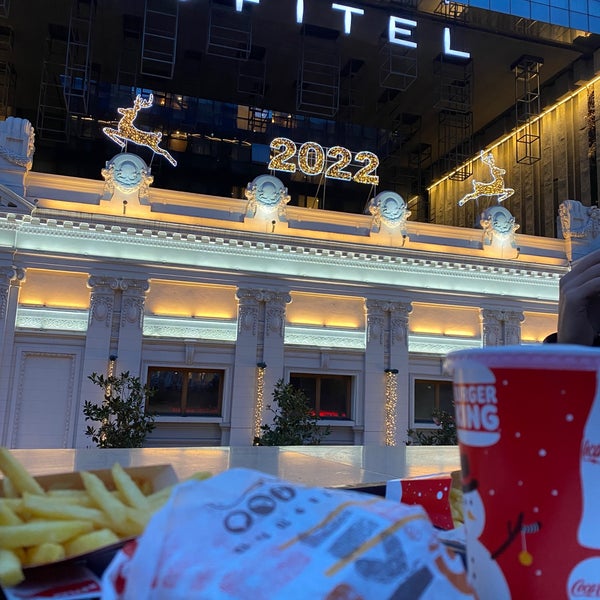 รูปภาพถ่ายที่ Burger King โดย TÜRKOĞLU . เมื่อ 2/20/2022