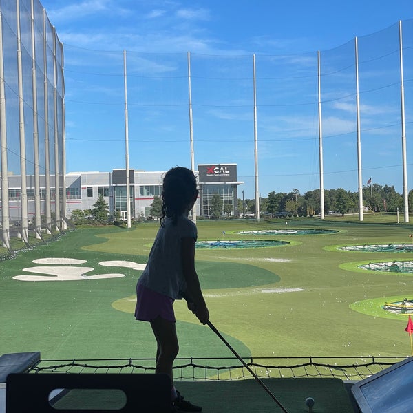 Foto diambil di Topgolf oleh Donia pada 8/13/2022