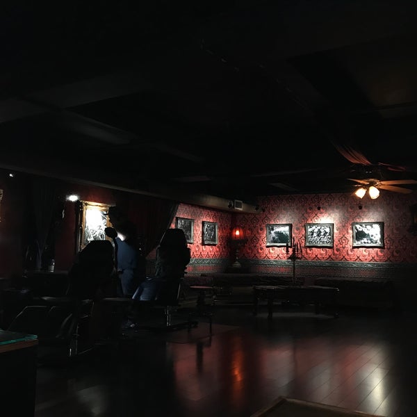 Foto tirada no(a) Last Rites Tattoo Theatre and Art Gallery por Donia em 9/28/2019