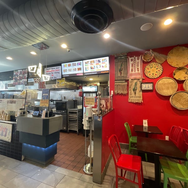 รูปภาพถ่ายที่ King Of Falafel &amp; Shawarma โดย Donia เมื่อ 9/22/2021