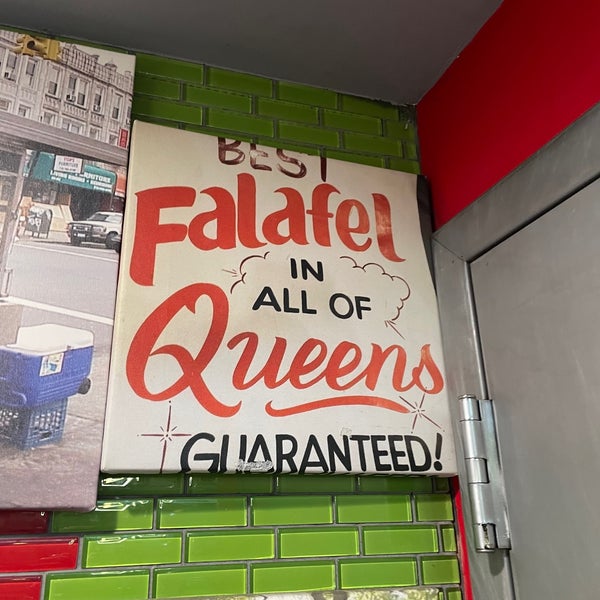 Das Foto wurde bei King Of Falafel &amp; Shawarma von Donia am 5/26/2022 aufgenommen