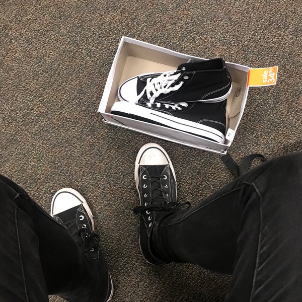 does payless sell skechers