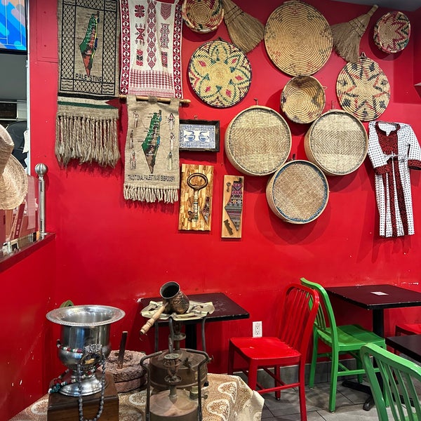 Foto diambil di King Of Falafel &amp; Shawarma oleh Donia pada 5/20/2023
