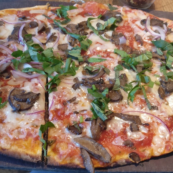 Снимок сделан в Waldy’s Wood Fired Pizza &amp; Penne пользователем Sharon G. 9/24/2017