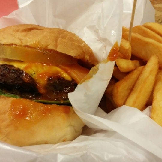 Foto tirada no(a) Marshall&#39;s Burger por Tetsuya Cheol K. em 7/4/2014