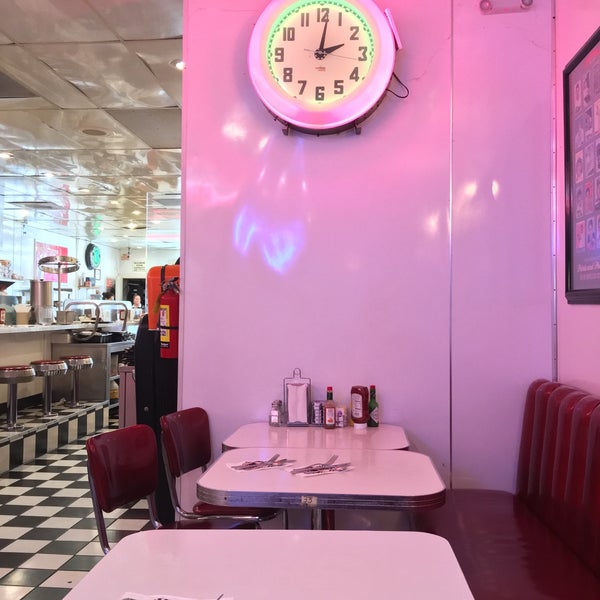 Photo taken at Lori&#39;s Diner by Flor A. on 9/17/2016