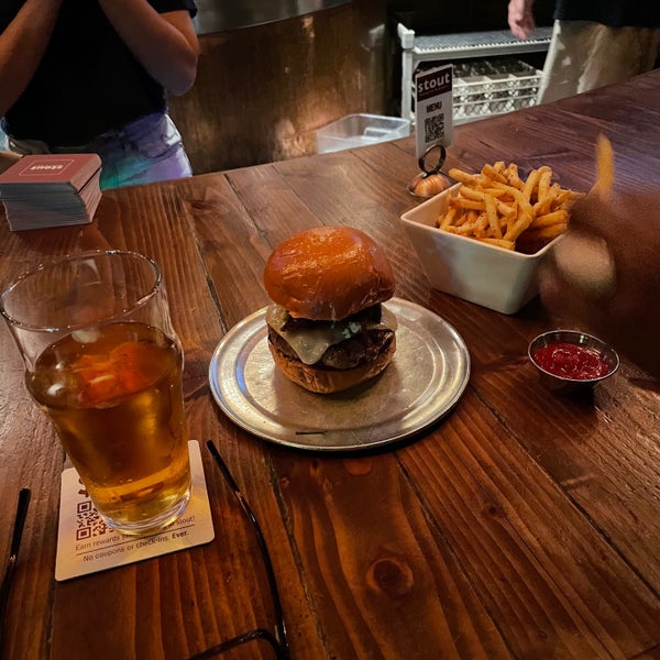 Foto diambil di Stout Burgers &amp; Beers oleh Jay F. pada 4/10/2022