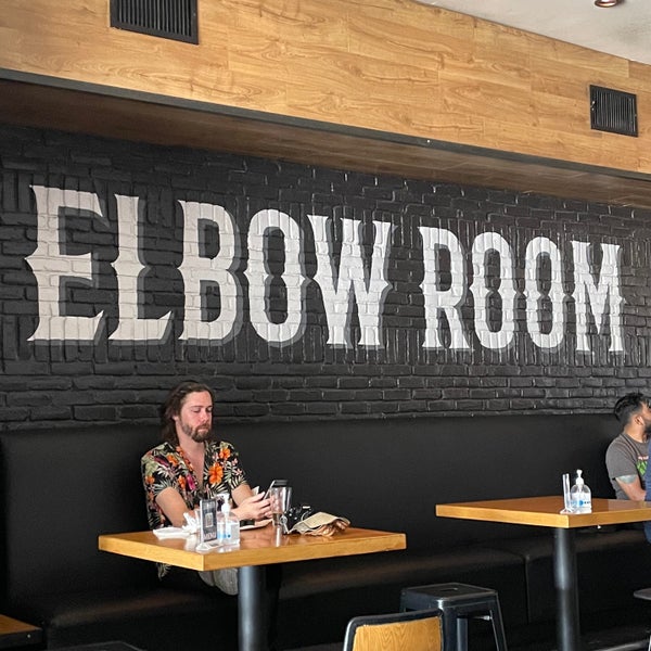Foto tirada no(a) Elbow Room por Jay F. em 7/23/2022