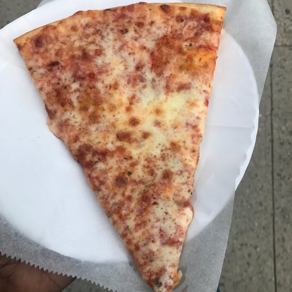 9/3/2017 tarihinde Jay F.ziyaretçi tarafından Not Ray&#39;s Pizza'de çekilen fotoğraf