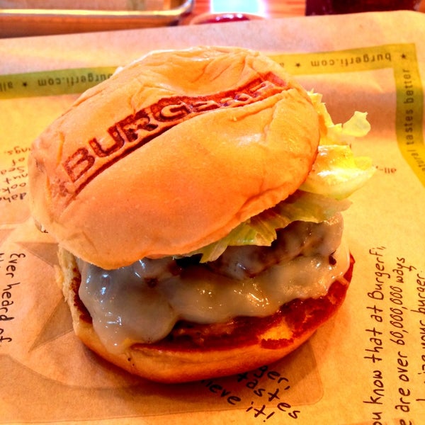 รูปภาพถ่ายที่ BurgerFi โดย Tim P. เมื่อ 8/9/2013