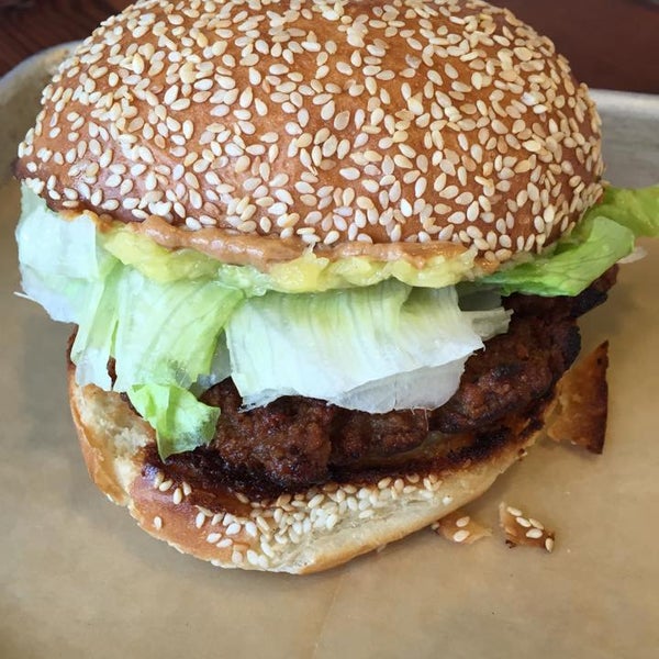 Das Foto wurde bei Big Chef Tom’s Belly Burgers von Big Chef Tom’s Belly Burgers am 12/14/2014 aufgenommen