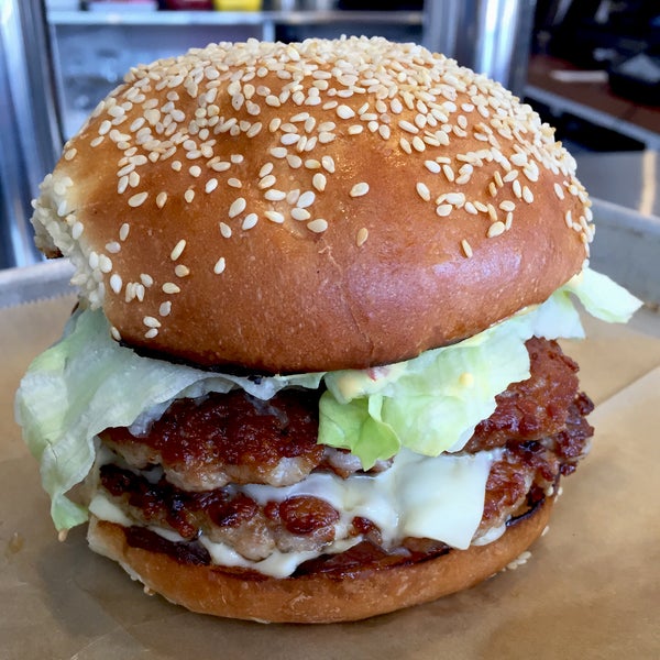 Foto tomada en Big Chef Tom’s Belly Burgers  por Big Chef Tom’s Belly Burgers el 5/7/2015