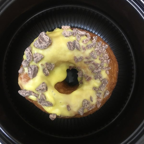 รูปภาพถ่ายที่ Dynamo Donut &amp; Coffee โดย Lil&#39; Benita เมื่อ 5/13/2019