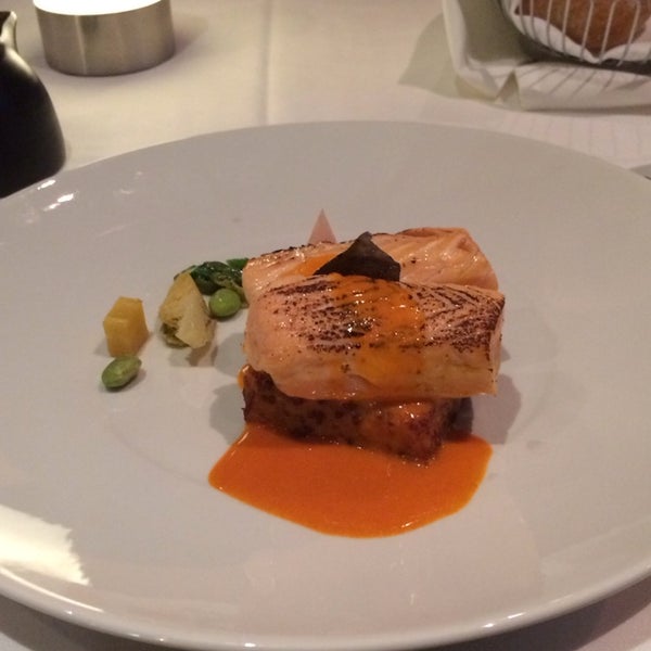 Foto diambil di Verses Restaurant oleh Chloe D. pada 3/16/2014