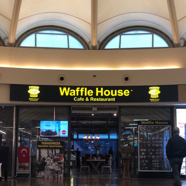 Foto tirada no(a) Waffle House Cafe por Reza R. em 12/11/2018