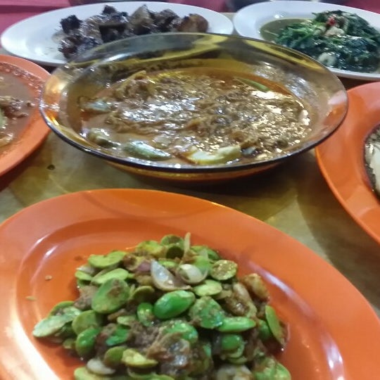 6/16/2014にAh TikがLook Yuen Restaurant (樂園飯店)で撮った写真