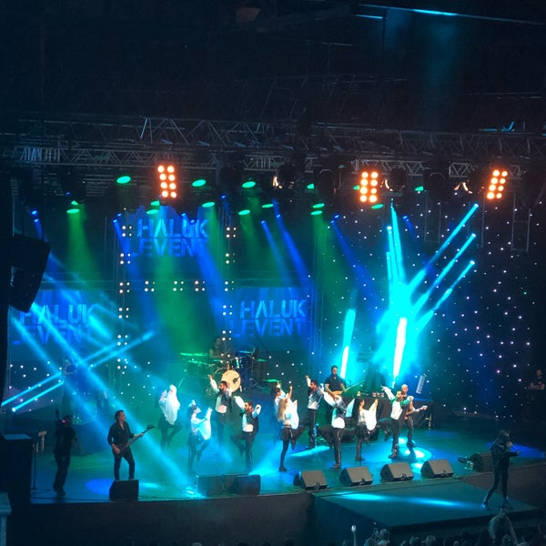 Foto tomada en Harbiye Cemil Topuzlu Açıkhava Tiyatrosu  por İrem K. el 8/24/2019