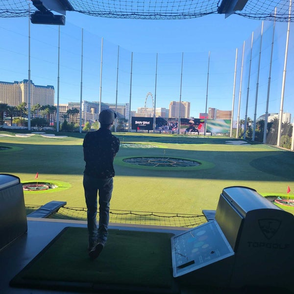 Foto diambil di Topgolf oleh Rob H. pada 9/22/2022