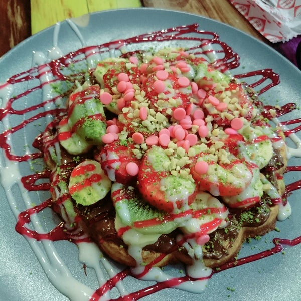 Foto scattata a Shawe Waffle &amp; Cafe da Kübra İ. il 2/21/2017