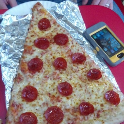 Foto tomada en Jumbo Slice Pizza  por Gary D. el 1/13/2013