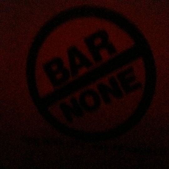 รูปภาพถ่ายที่ Bar None โดย Dana Marie K. เมื่อ 4/19/2011