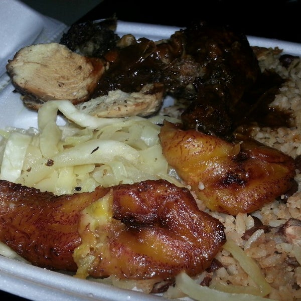 Снимок сделан в Golden Krust Caribbean Restaurant пользователем Djren L. 5/6/2013