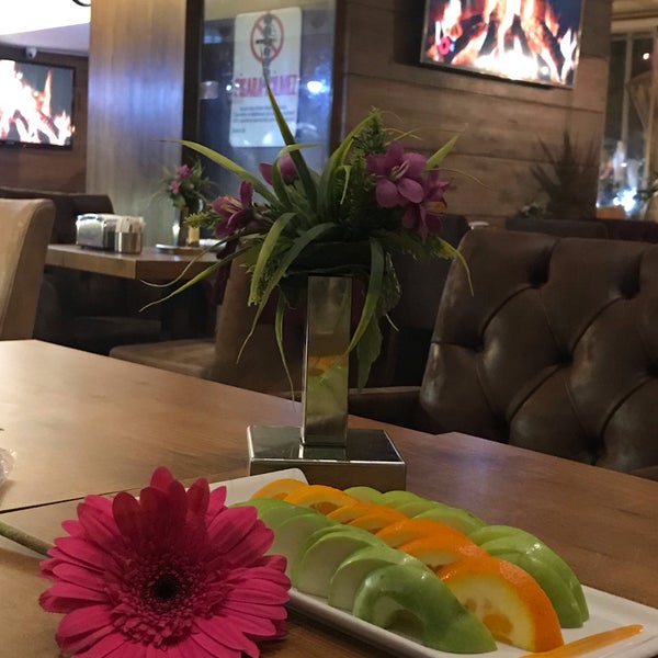 Das Foto wurde bei Hisarönü Cafe von ecy am 3/8/2019 aufgenommen