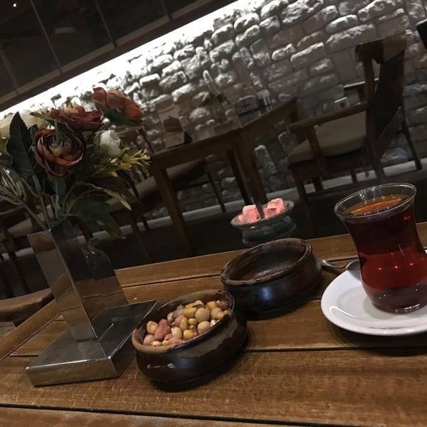 Das Foto wurde bei Hisarönü Cafe von ecy am 2/25/2019 aufgenommen