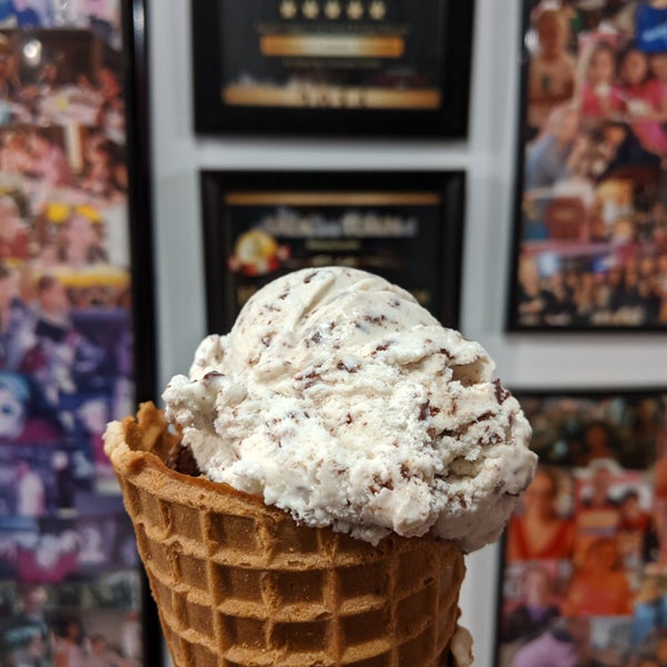 Foto diambil di Katie&#39;s Homemade Ice Cream oleh Adí pada 8/18/2019