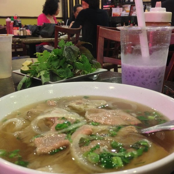 Foto diambil di Ánh Hồng Restaurant oleh Annie A. pada 1/14/2013