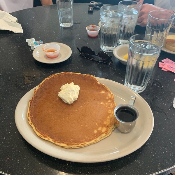 Nice 1950s style diner. Good pancakes and avocado toast