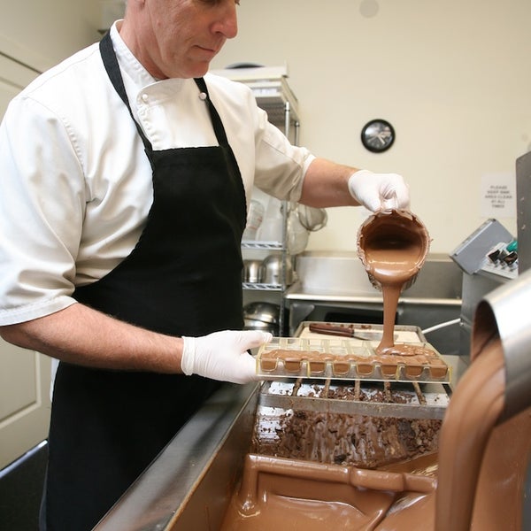 Первый шоколатье. Шоколатье профессия. Известный шоколатье. Повар шоколад. Эрмитаж шоколатье.