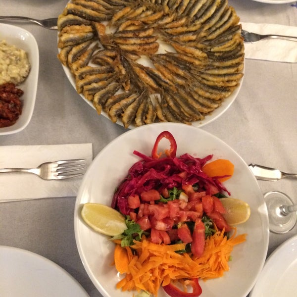Photo taken at Akçakoca Nosta Balık Restaurant by Yaman on 11/7/2015