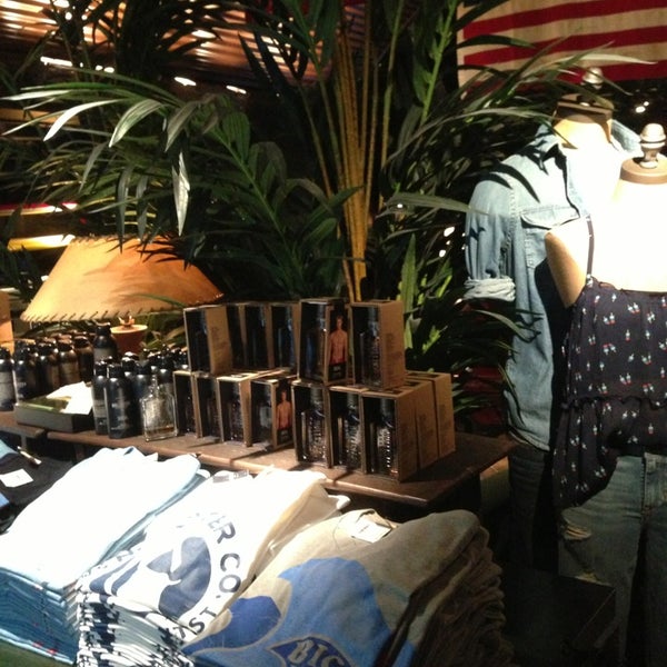 hollister pheasant lane mall