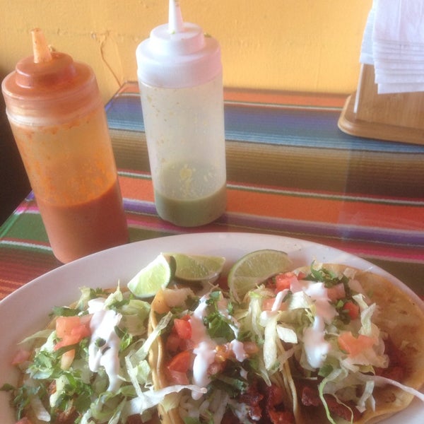 4/2/2014 tarihinde Joe W.ziyaretçi tarafından Taco Santana'de çekilen fotoğraf