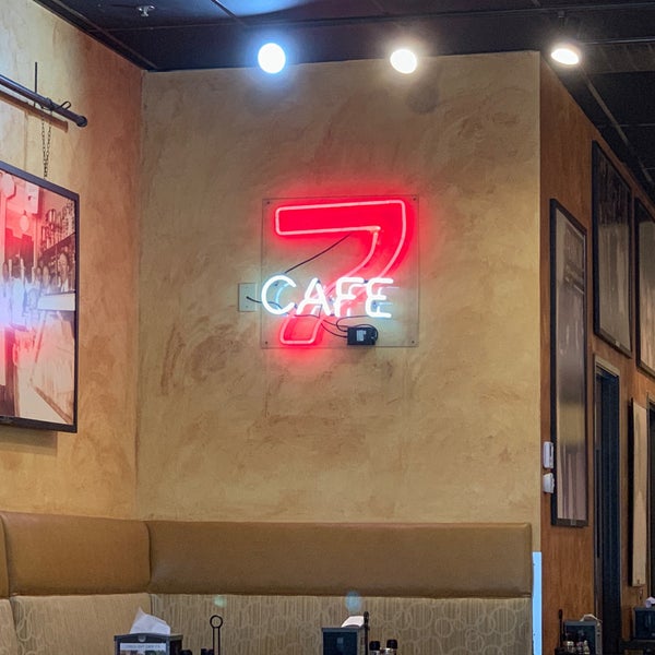Foto tirada no(a) Cafe 7 por David M. em 11/19/2018