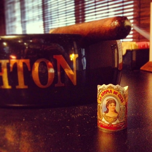 Das Foto wurde bei Elite Cigar Cafe von Kirk C. am 8/8/2013 aufgenommen
