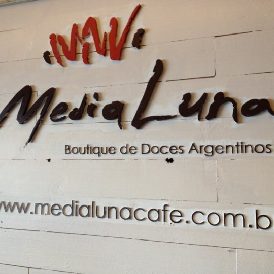 Снимок сделан в Media Luna Boutique de Doces Argentinos пользователем Andreia D. 9/22/2012