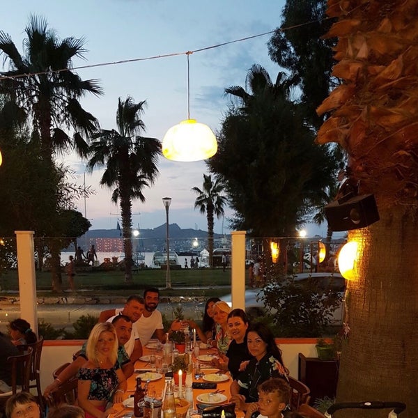 Das Foto wurde bei Minör Restaurant (Cafe Minor) von SiNeM Biçer . am 8/3/2017 aufgenommen