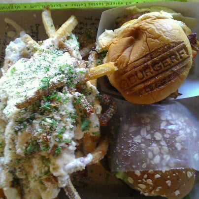 รูปภาพถ่ายที่ BurgerFi โดย Liz B. เมื่อ 2/5/2013